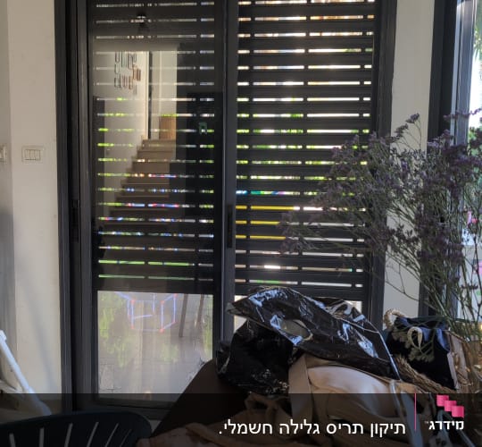 תריסים סגורים עם שולחן וחפצים בחדר